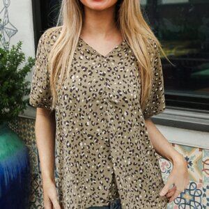 Best In Bold Sage Animal Print V Neck Dolman Side Slit Top Size Large